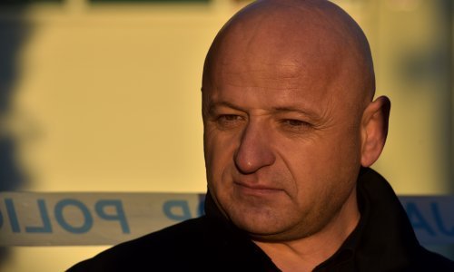 Šef krim odjela PU zadarske u rano jutro pijan skrivio prometnu nesreću. Prešao je na suprotni trak i izazvao sudar, jedna osoba je u bolnici