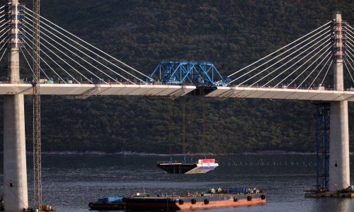Počele pripreme za podizanje dvjesto tona teškog posljednjeg elementa Pelješkog mosta