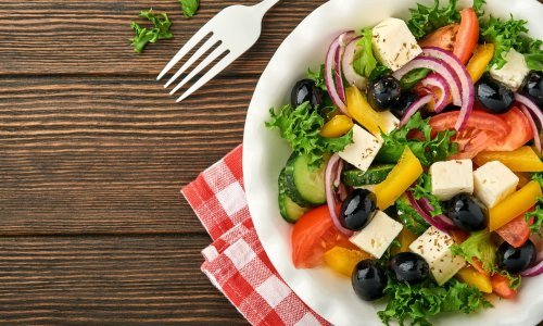 Ova jednostavna i osvježavajuća salata savršen je brzi obrok za ove paklene ljetne vrućine