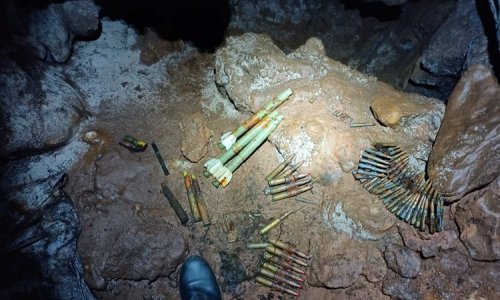 Arsenal oružja u ličkoj jami: Izvađena tromblonska mina i gotovo 300 komada različitog streljiva