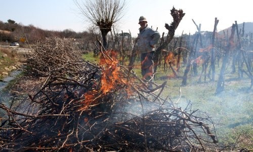 Velika opasnost od požara, osobito u jednoj hrvatskoj regiji: Ne palite vatru na otvorenom, uklonite zapaljiv materijal!