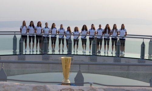 [FOTO] Pogledajte spektakularne fotografije zlatnog pehara Europskog prvenstva u odbojci za žene koji je stigao na Nebesku šetnicu: Ovo će nam ostati zauvijek u sjećanju