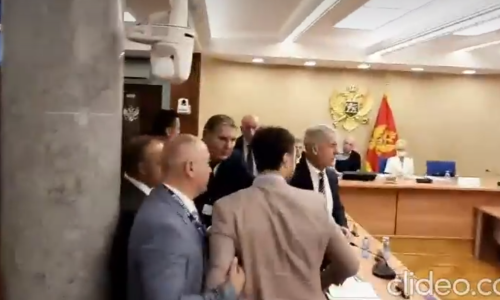[VIDEO] U Skupštini Crne Gore u posljednji trenutak spriječen fizički obračun glavnog specijalnog tužitelja i zastupnika vladajuće većine zbog kriminalnog bossa iz Beograda