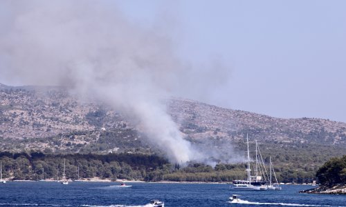 Na Braču izgorjelo tri hektra borove šume