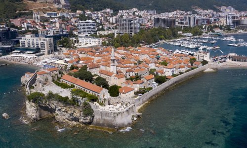 U Crnoj Gori od ponoći u restorane i barove mogu samo cijepljeni,  negativni na testu i oni koji su preboljeli koronavirus