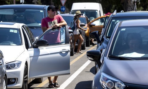 Pred Breganom u smjeru Slovenije kolona duga jedan kilometar, gužve na riječkoj i zagrebačkoj obilaznici, Krčkom mostu...