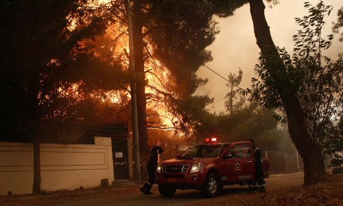 Bjesne požari i u Grčkoj, evakuirani stanovnici sela na Peloponezu