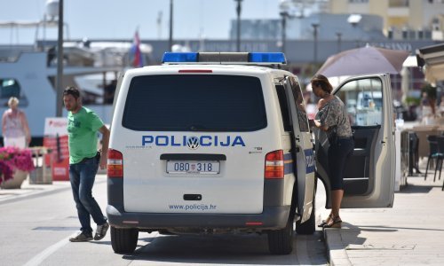 Dvoje Nijemaca u Poreču ostavilo dvoje djece i psa u automobilu, policija ih uhitila, a djecu i psa zbrinula