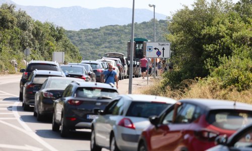 Gužve i kolone na pojedinim dionicama u smjeru mora, ali i kod Pelješkog mosta