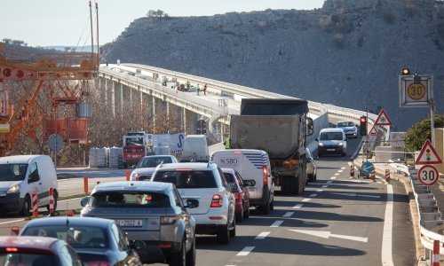 Kaos na cestama: Na svim glavnim putnim pravcima i granicama strahovita je gužva, na Bajakovu kolona od 11 kilometara