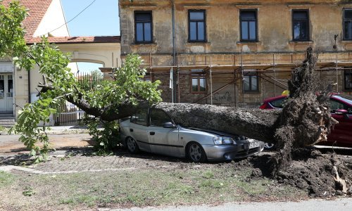 [VIDEO/FOTO] Strašno nevrijeme prohujalo središnjom Hrvatskom, stradale kuće, auti, srušena stabla, nestalo struje. Pogledajte kako je vjetar u par sekundi odnio golemi šator