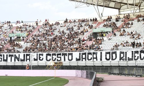 Nakon europskog debakla Hajduka u Kazahstanu, Torcida izvijesila na sjeveru Poljuda simboličan transparent; objašnjenje zaista nije potrebno