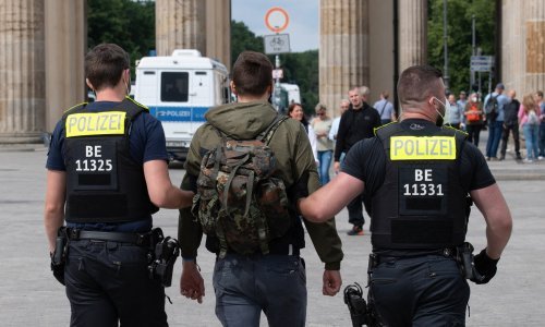 [FOTO] Na prosvjedima u Berlinu protiv koronamjera privedeno oko petsto ljudi