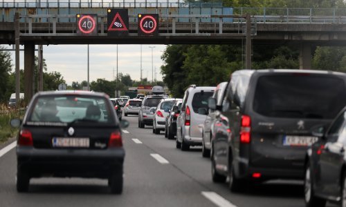Vrlo gust promet u oba smjera na većini graničnih prijelaza sa Slovenijom, na ulasku s Mađarskom i izlasku sa Srbijom