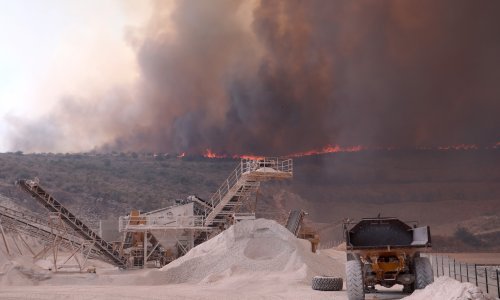 [FOTO/VIDEO] Još gori u Segetu Gornjem: Na terenu su 124 vatrogasca i 25 vojnika, a na požar su upućena i dva kanadera