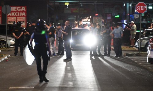 [VIDEO/FOTO] U Dubravi masovna tučnjava BBB-a i navijača poljske Legije: Trčali su, bacali baklje jedni na druge, policija ih je pokušala okružiti...