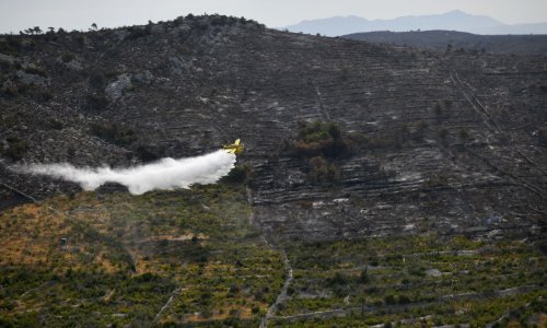 Požar u Segetu Gornjem još nije lokaliziran