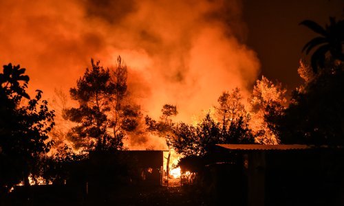 Izvan kontrole: Samostan i 12 sela u Grčkoj okruženi vatrom, redovnici odbili evakuaciju