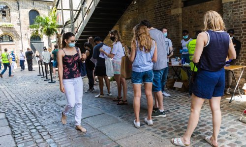 Britanija omogućuje cijepljenje mladima u dobi od 16 i 17 godina