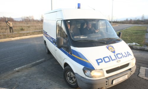 Policija ga zaustavila jer se zabavljao proklizavanjem po cesti, a utvrdili su da je pijan, da nema dozvolu te da nije prijavio prebivalište