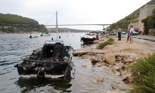 [FOTO/VIDEO] Policija utvrdila: Kvar na instalacijama uzrok je požara s izgorenih dva vozila i pet plovila