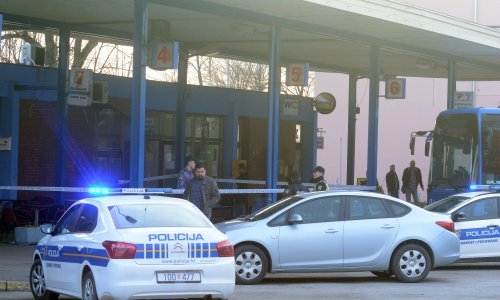 Pijan u Sisku vrludao po cesti pa sletio u kanal; na sreću nitko nije teže ozlijeđen, a vozač je napuhao 2,41 promil