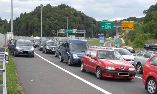 Velike gužve na cestama: Nekoliko prometnih nesreća, turisti na Macelju čekaju tri sata
