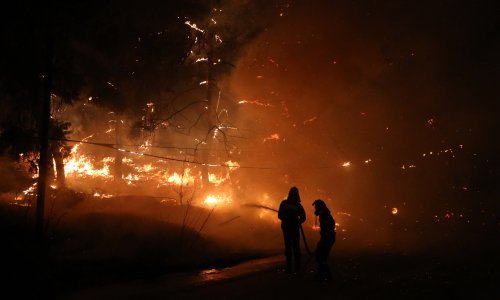 [VIDEO/FOTO] Dvoje poginulih, a tisuće prisiljeno napustiti domove zbog požara koji haraju Grčkom. Dužnosnik Obalne straže: Govorimo o apokalipsi!