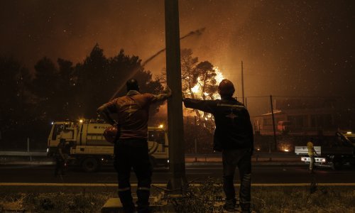 Masovne evakuacije oko Atene, vatrogasci i volonteri spašavaju turska ljetovališta