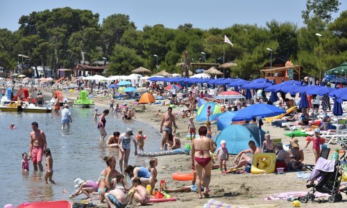 Mjesto na plaži čuvaju ručnici i ležaljke, a sve više i šatori, pa i vrtni paviljoni. Još jedna općina tome je stala na kraj