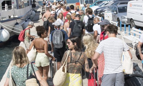 'Noć uoči odlaska iz apartmana gošće javljaju da su pozitivne na covid. I da, prema pravilima, mogu ostati - do daljnjeg?!‘