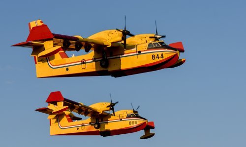 Hrvatska poslala dva kanadera u pomoć BiH, spašavaju kuće uz granicu kod Buškog Blata