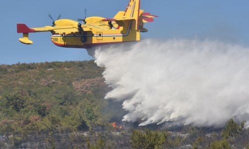 I dalje aktivan požar kod Oklaja, u gašenju pomažu kanaderi