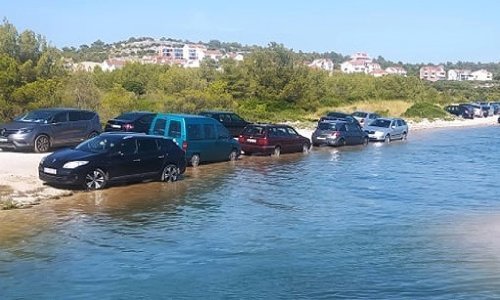 [FOTO] Ovi korisnici ilegalnog parkinga kod Šibenika nisu računali samo na jednu stvar - plimu