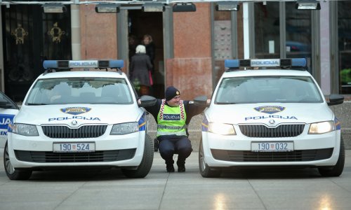 Muškarac kod Velike Gorice uz 3,12 promila alkohola u krvi pokušao zapaliti kuću u kojoj su mu bili žena i djeca, prijetio je smrću i roditeljima
