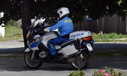 Vozač mopeda u Korčuli ulovljen kako vozi bez kacige, prometne i vozačke dozvole, a odbio je i test na droge; uhićen je i kažnjen s 13.600 kuna