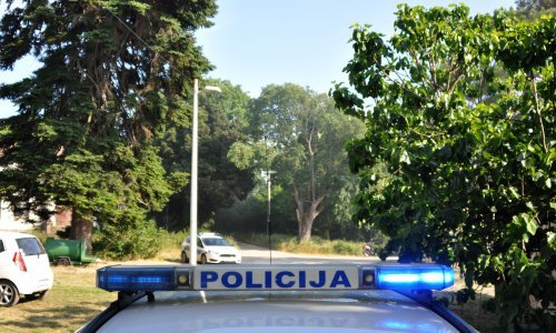 Muškarac pijan izazvao nesreću u Puli; prvo se zabio u automobil ispred sebe pa nakon udara u ogradu i u onaj iza sebe