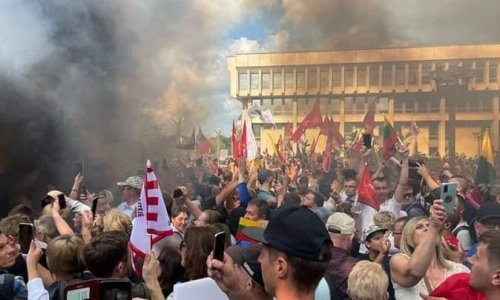 [VIDEO] Neredi u Vilniusu zbog novih covid pravila: Prosvjednici bacali petarde i boce, policija odgovorila suzavcem