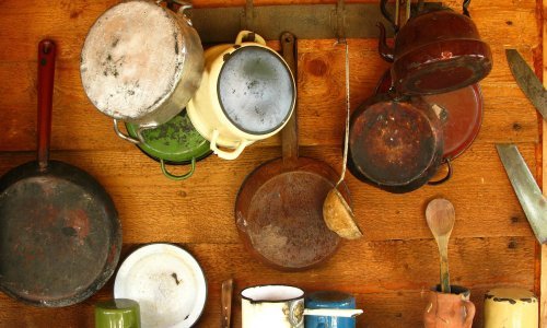 Kako se riješiti ružnih mrlja od hrđe s posuđa