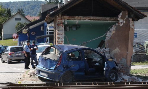 [FOTO/VIDEO] Na prijelazu u Novom Marofu vlak naletio na auto
