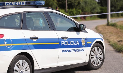 Muškarac kod Varaždina se prvo zabio u rubni kamen pa u signalnu kućicu te se na kraju zabio u vlak koji je prolazio; teško je ozlijeđen