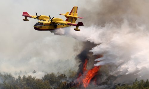 Gori u zaleđu Šibenika: Požar gasi čak šest zrakoplova i 45 vatrogasaca s 14 vozila