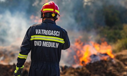 [FOTO/VIDEO] Požar koji je zaprijetio kućama kod Pule uz pomoć kanadera stavljen pod nadzor
