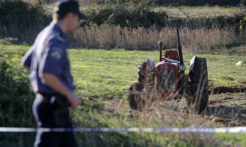 Smrtno stradao vozeći se na hidraulici traktora