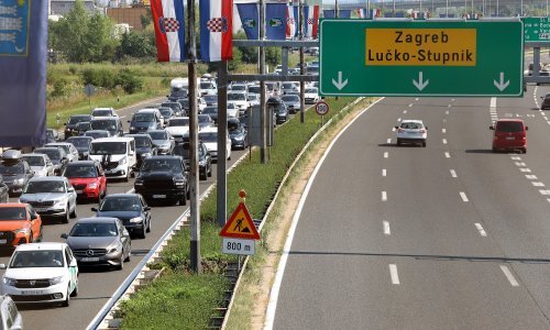 [FOTO] Kilometarske kolone na autocestama prema moru, višesatna čekanja na graničnim prijelazima