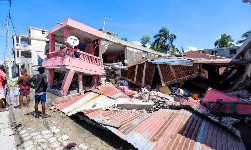 U potresu u Haitiju poginule najmanje 304 osobe, više od 1800 ozlijeđenih. Proglašeno jednomjesečno izvanredno stanje
