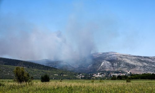 Desetak požara u Hercegovini: Vatrogasci ih ne mogu kontrolirati, traže pomoć kanadera iz Hrvatske