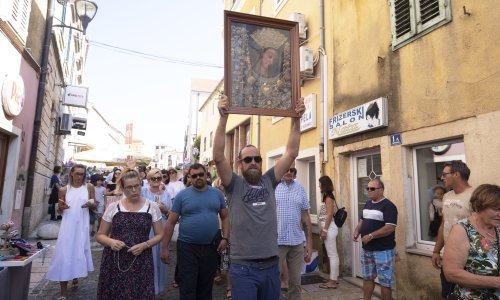 [VIDEO/FOTO] U Sinju kršenje mjera i na Gospu; muškarac poveo zabranjenu procesiju ulicama grada, a nadbiskup Barišić na misi poručio: Pohlepa je opasnija od korone