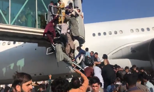 [VIDEO/FOTO] Kaos u zračnoj luci u Kabulu; Tisuće se očajnički pokušavaju dokopati aviona, a najmanje je pet mrtvih. Evakuiran dio Hrvata