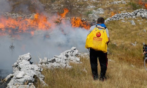 Kanader HRZ-a četvrti put gasi požar u kod Širokog Brijega u BiH